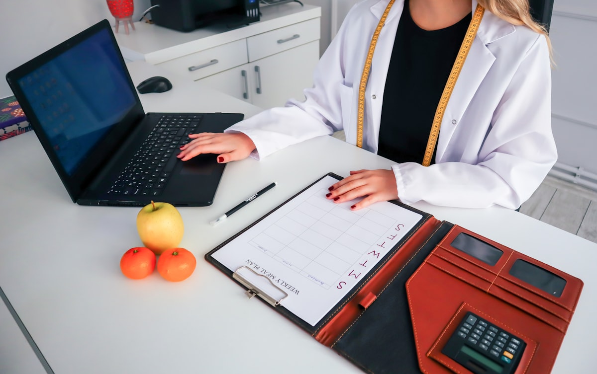 Nutricionista experto en consulta